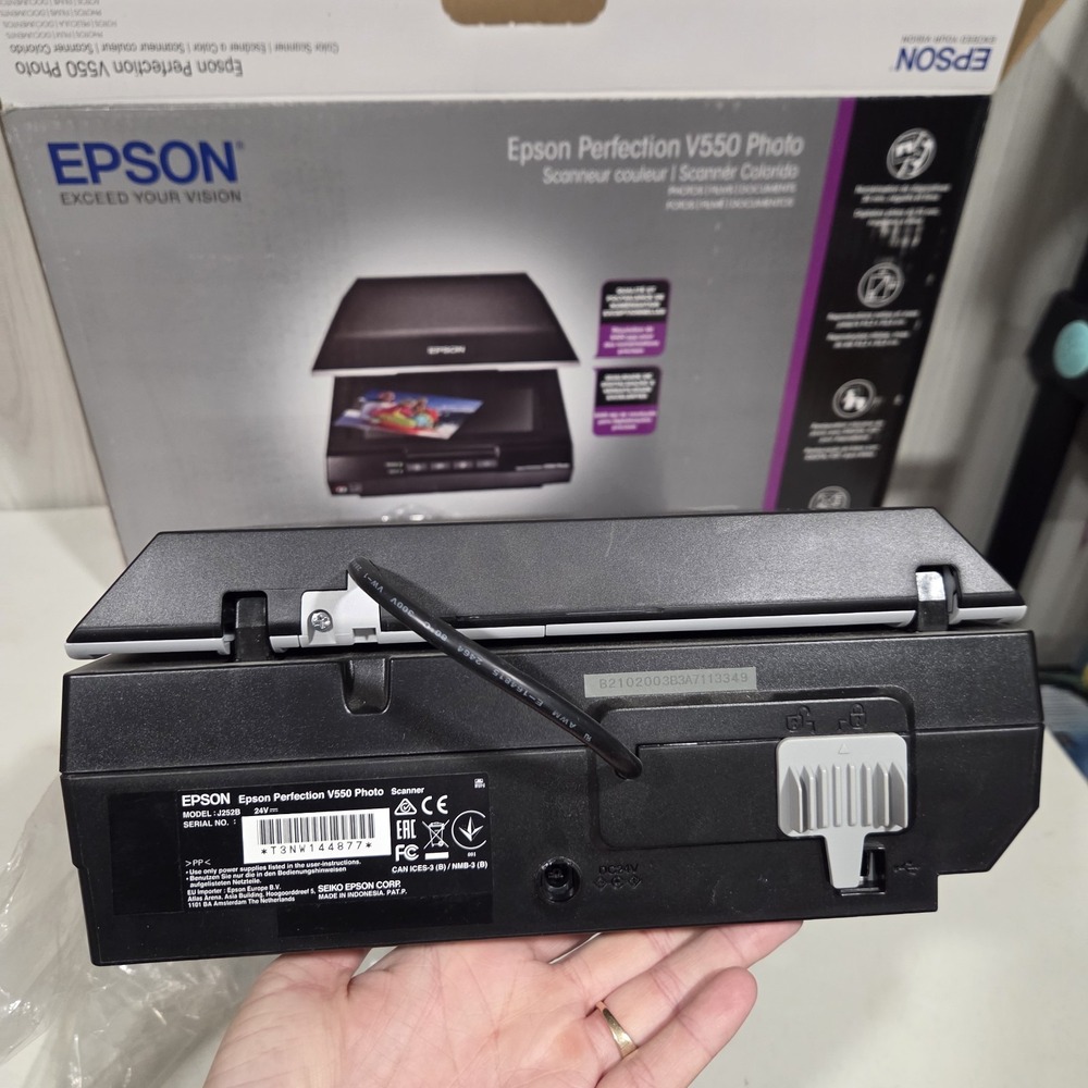 Epson V550 Photo Color Scanner in Box with Film Adapters. Mint Condition. Tested - Picture 5 of 6